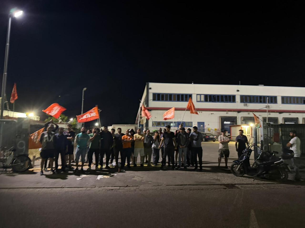 
	Il presidio dei lavoratori davanti alla Acca di Seano

