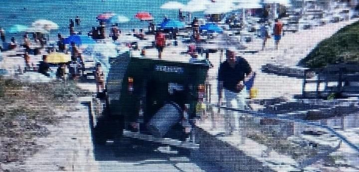 Camion dei rifiuti senza freni in picchiata sulla spiaggia di Rena Bianca