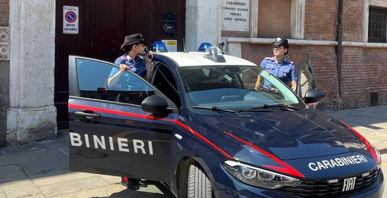 Ferrara, cerca di “assaltare” la stazione dei carabinieri: arrestato