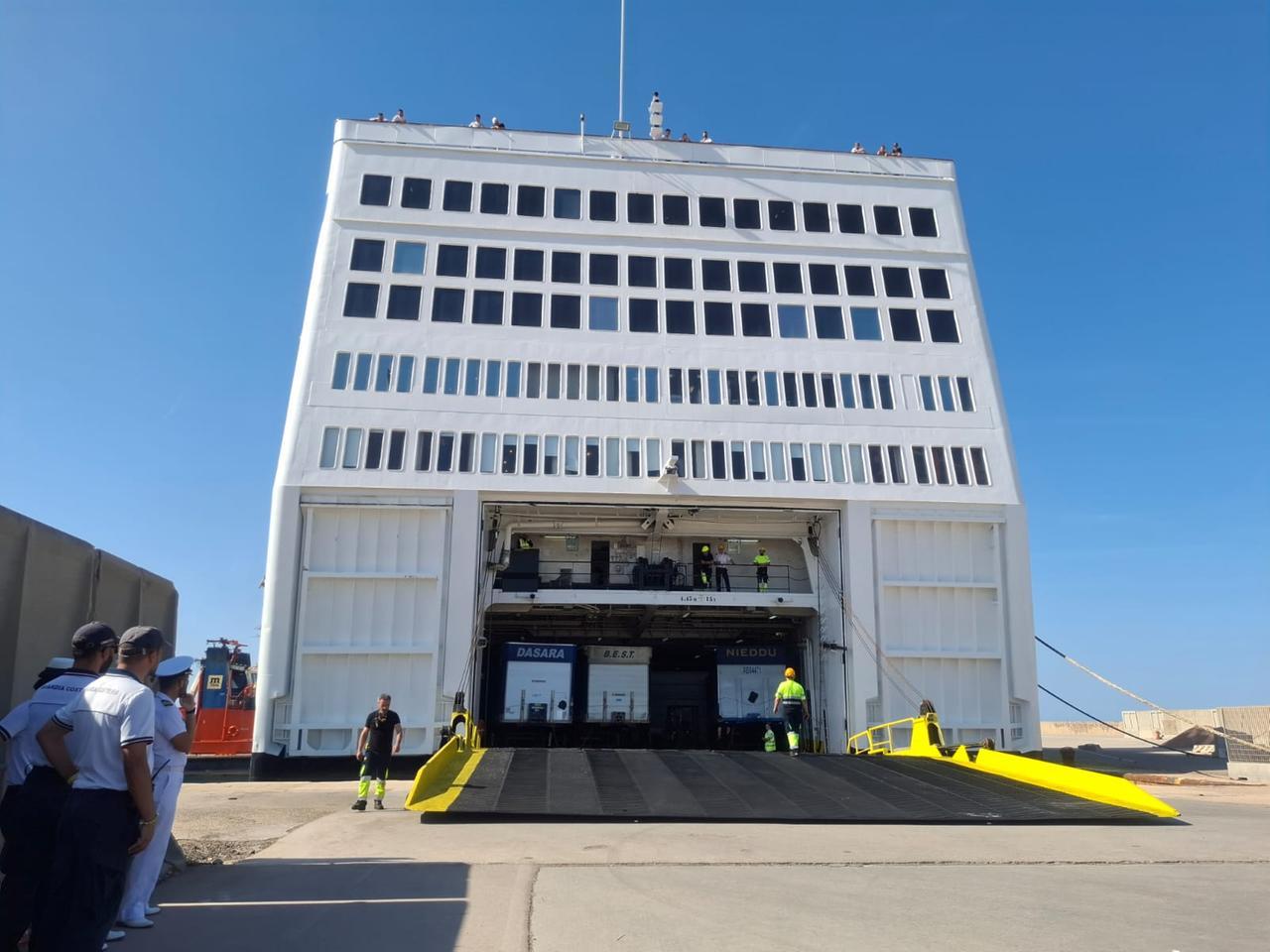 L'incendio, la paura, il rientro e lo sbarco dei 600 passeggeri in porto: l'incubo sul traghetto Porto Torres-Genova è finito – LA DIRETTA