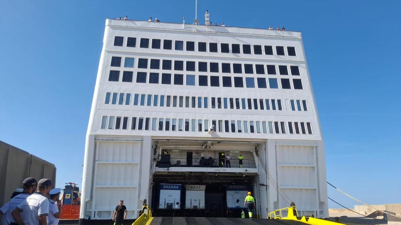 L'incendio, la paura, il rientro e lo sbarco dei 600 passeggeri in porto: l'incubo sul traghetto Porto Torres-Genova è finito – LA DIRETTA