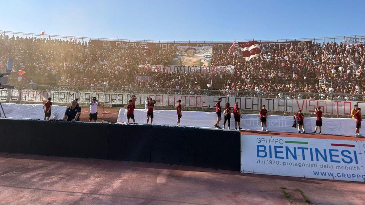 Morte di Igor Protti, curva e tribuna gremite per l’ultimo saluto al Re. Fumogeni, lacrime e cori: «Capo degli ultrà» – Diretta