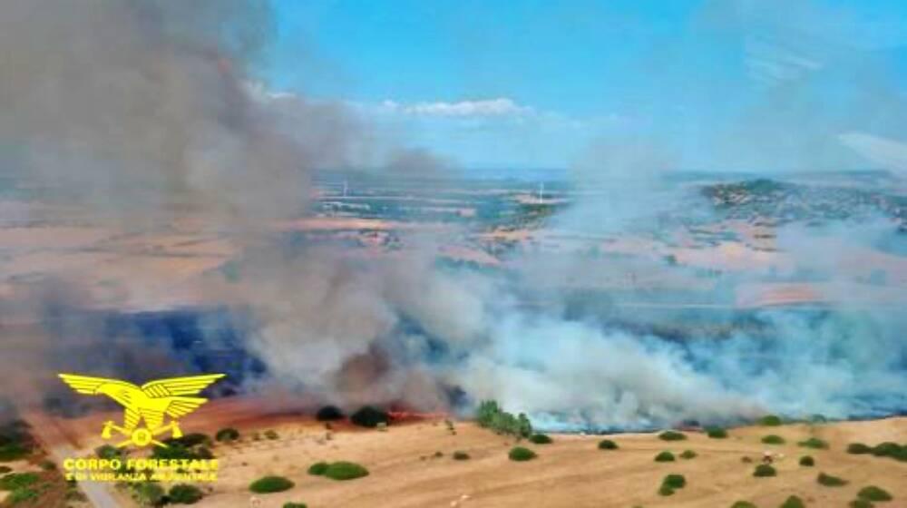 Sardegna in fiamme, 30 incendi da nord a sud dell’isola: il fuoco minaccia case e aziende, le indagini della Forestale – Ecco dove