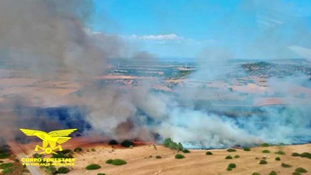 Sardegna in fiamme, 30 incendi da nord a sud dell’isola: il fuoco minaccia case e aziende, le indagini della Forestale – Ecco dove