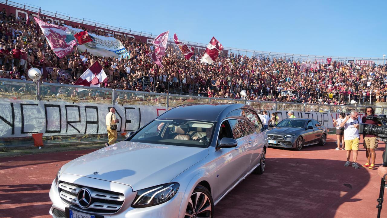 L'arrivo del feretro (foto Stick)