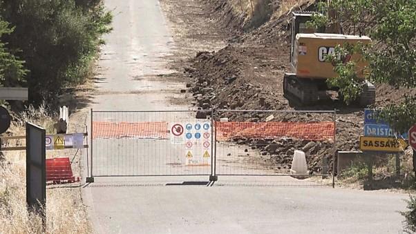 L’Anas chiude lo svincolo sulla 131: raggiungere il pozzo sacro di Santa Cristina è un rebus