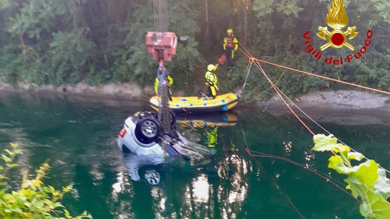L'auto finita nel canale