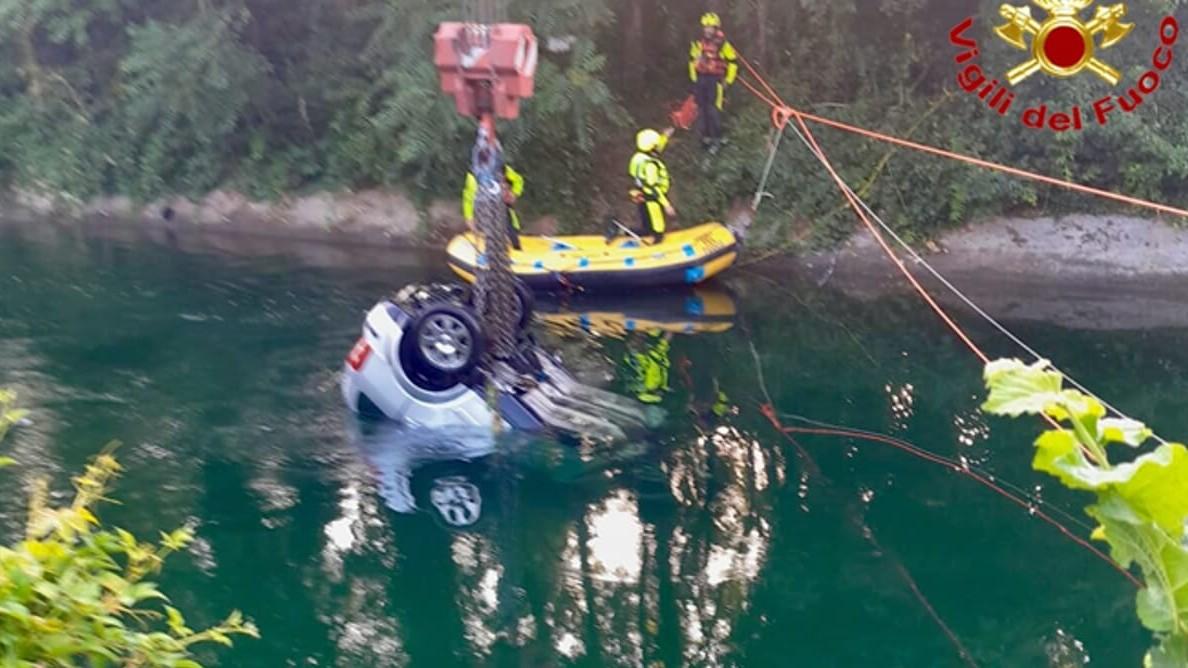 In nove nell’auto che sbanda e finisce nel canale: morti tre 17enni, il 19enne alla guida positivo all’alcol test