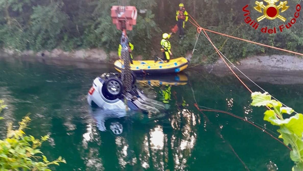 In nove nell’auto che sbanda e finisce nel canale: morti tre 17enni, il 19enne alla guida positivo all’alcol test
