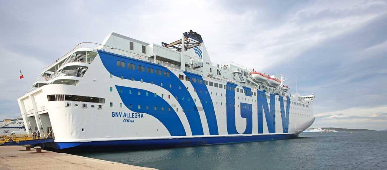 L’incendio sulla nave Gnv, i passeggeri sono finalmente a Genova: proseguono le indagini sulle cause del rogo
