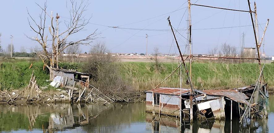 Comacchio, bilancioni abbandonati: «Degrado inconcepibile nel cuore del Parco»