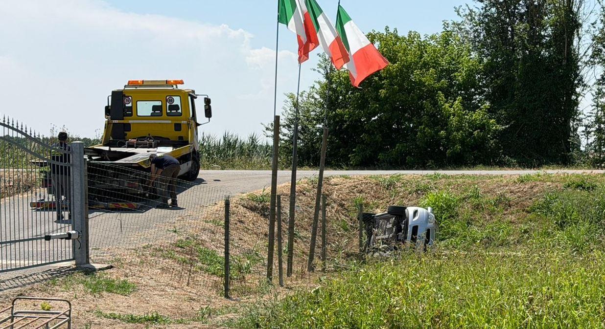 Auto fuori strada a Ripapersico: ferita coppia di anziani