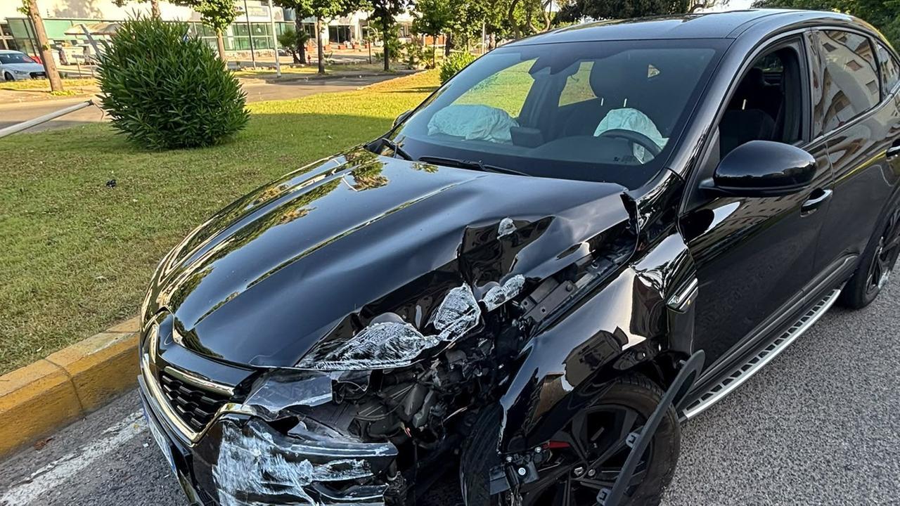 Sassari, perde il controllo dell’auto e finisce contro un palo