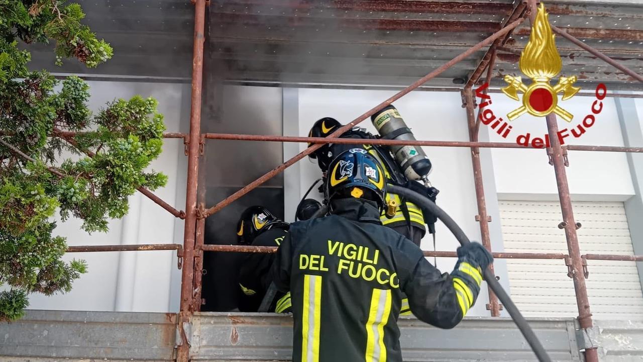 Alghero, scoppia un incendio in un appartamento