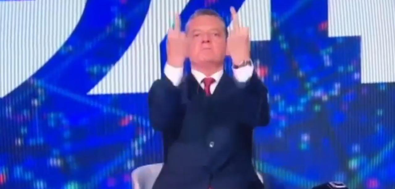 RaiNews24, pensa di non essere in onda e fa un doppio dito medio in diretta