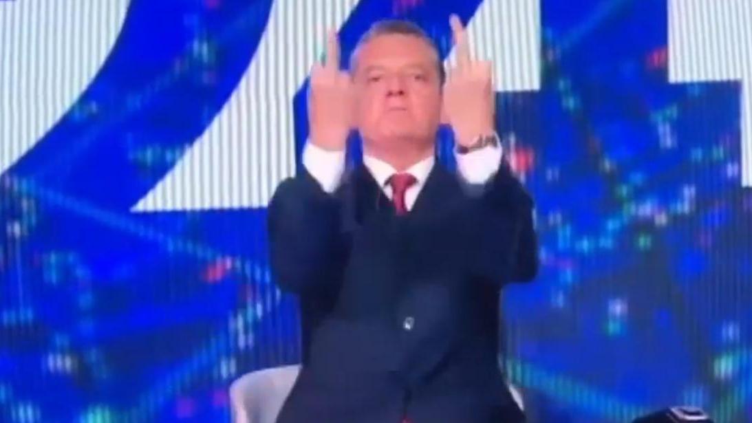 RaiNews24, pensa di non essere in onda e fa un doppio dito medio in diretta