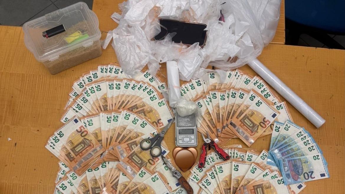 Trovato con 15mila euro in auto e la droga a casa: arrestato
