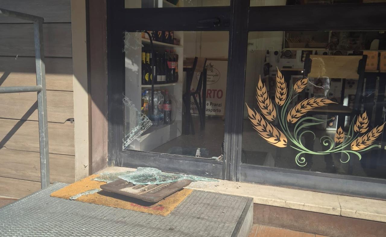 
	La vetrina sfondata dal tombino

