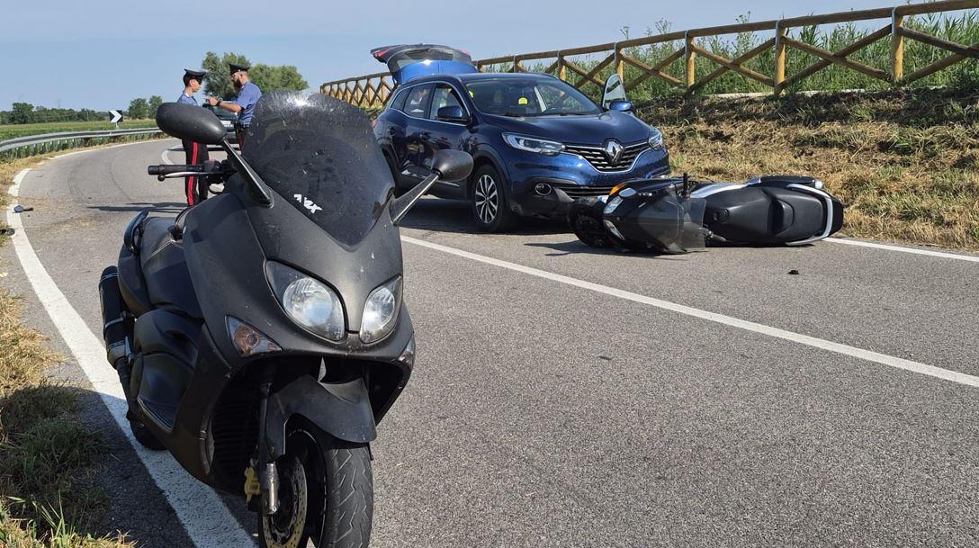 Volano, con lo scooter contro il guard rail: morto un 58enne