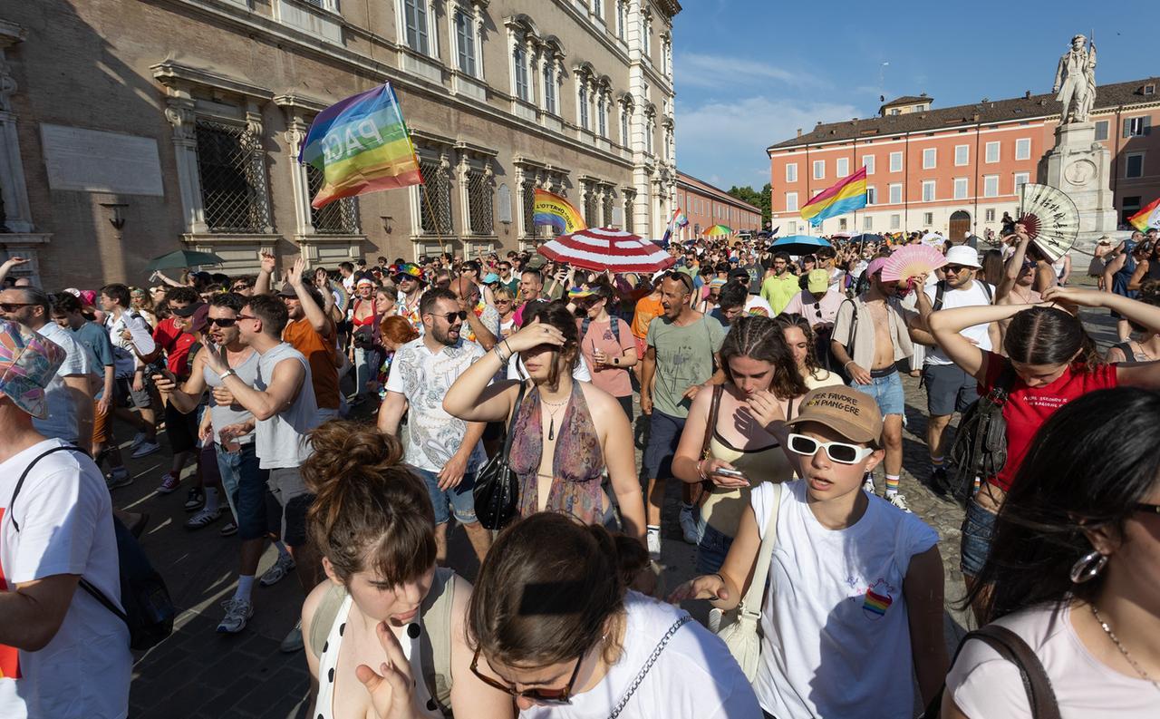 Modena Pride, 5mila sfilano in città: «Questo dovrebbe essere normalità»