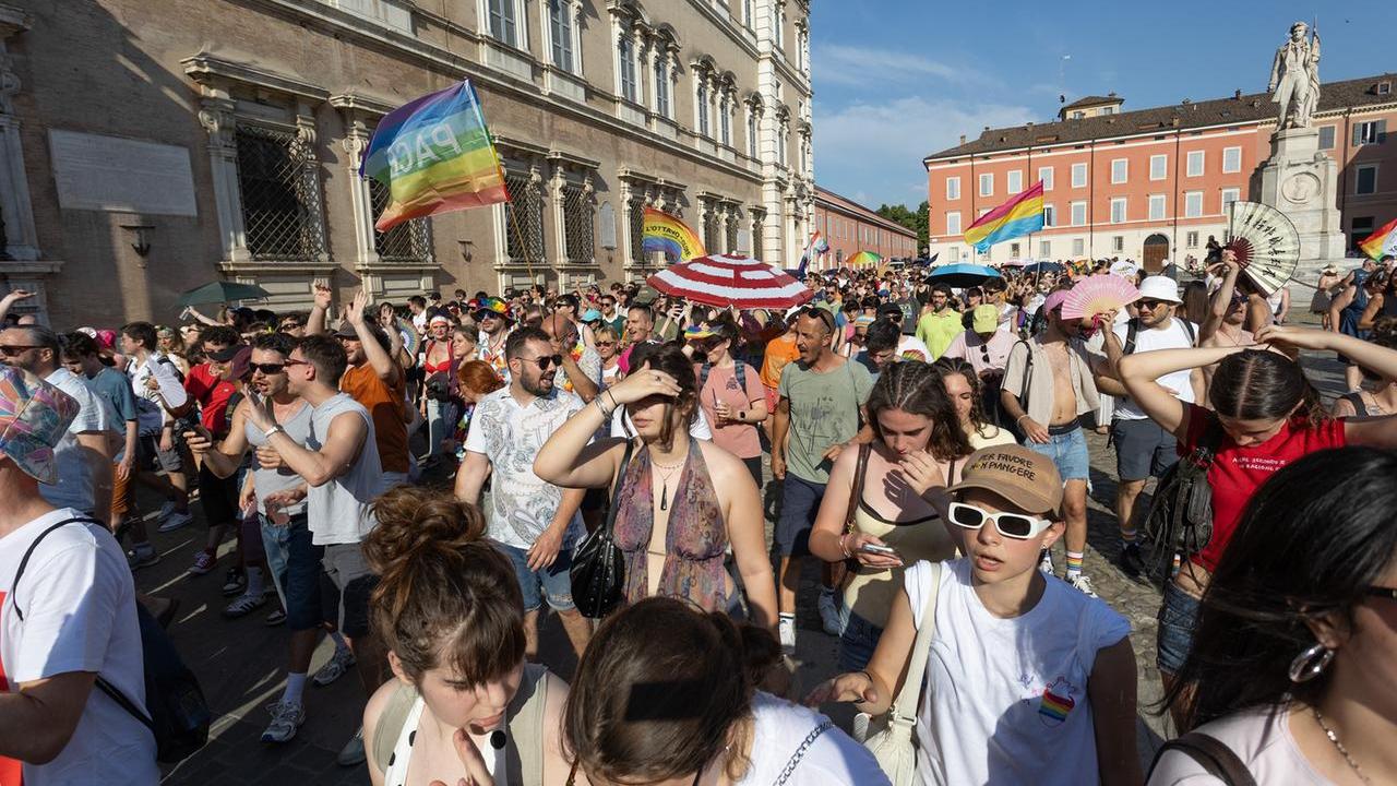 Modena Pride, 5mila sfilano in città: «Questo dovrebbe essere normalità»
