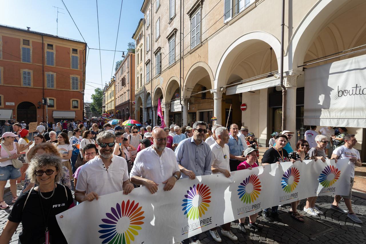 Dal palco del Modena Pride un messaggio alla città: inclusione, diritti e libertà per tutti