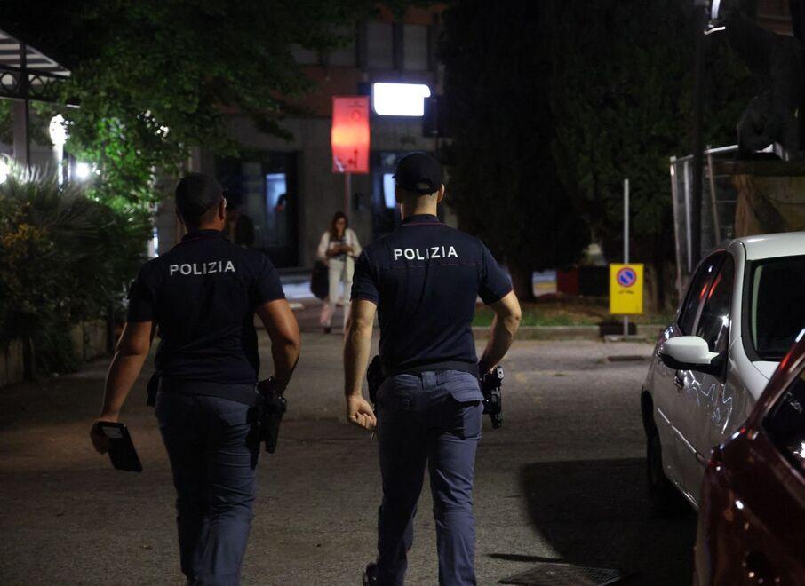 
	Agenti di polizia in centro (foto Nucci)

