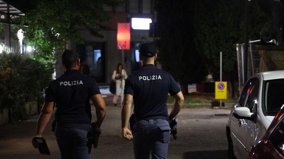 Agenti di polizia in centro (foto Nucci)