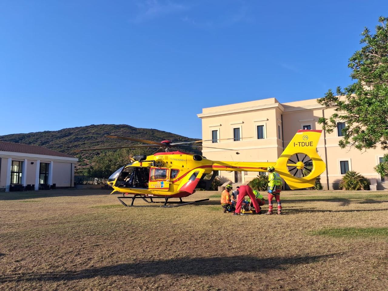 Asinara, donna cade sul molo e batte la testa: portata in ospedale con l’elisoccorso