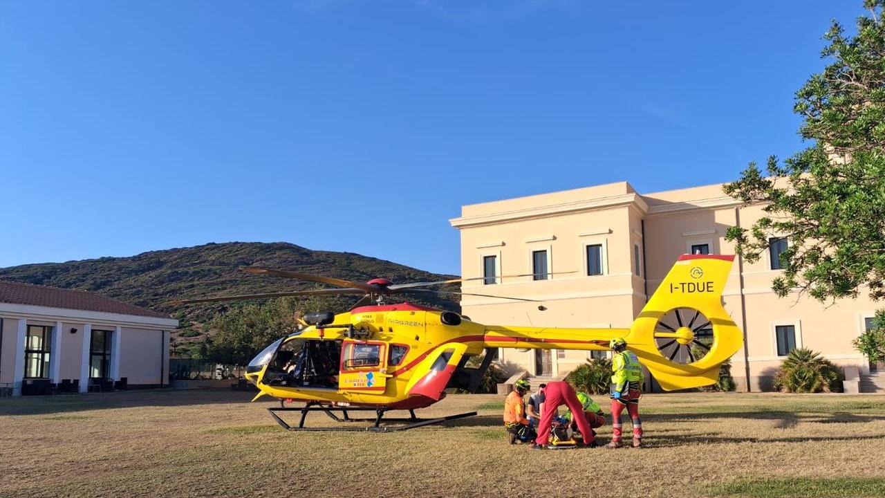 Asinara, donna cade sul molo e batte la testa: portata in ospedale con l’elisoccorso