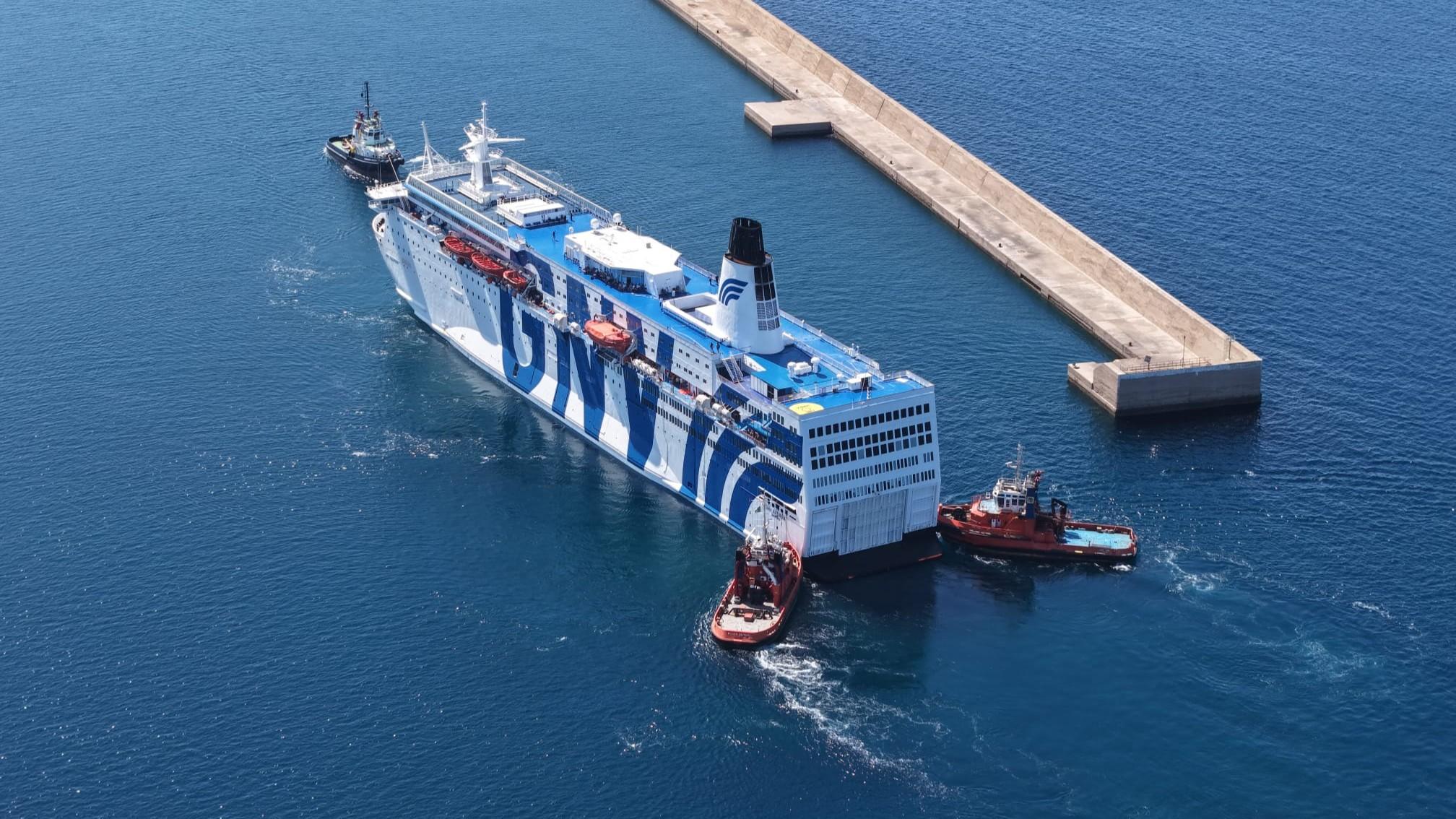 Gnv Azzurra, passeggeri furiosi: «Dopo il primo rogo hanno riavviato i motori ed è scoppiato un secondo incendio»