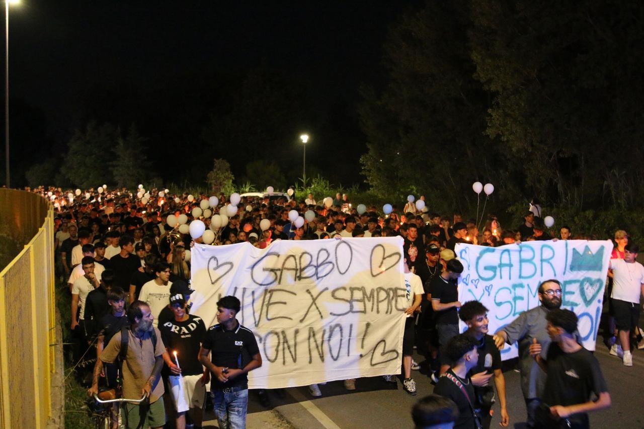 «Gabbo sempre con noi», la fiaccolata di compagni di scuola e amici per ricordare Gabriele