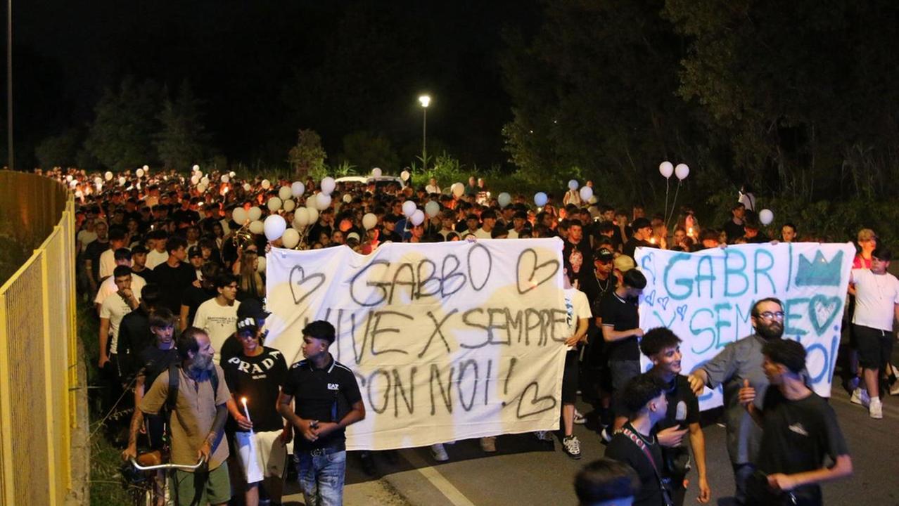 Un momento della fiaccolata (foto Iacopo Giannini)