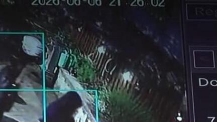 Le due sorelle scomparse all’Aquila in un frame delle telecamere di videosorveglianza (foto Lapresse)