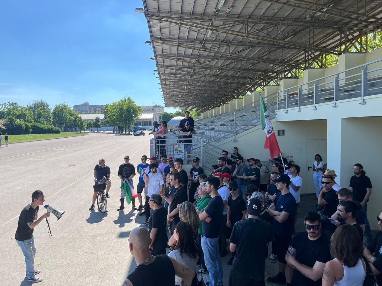 Fa il saluto romano al presidio di Modena dopo la strage in via Emilia: 22enne accusato di apologia del fascismo