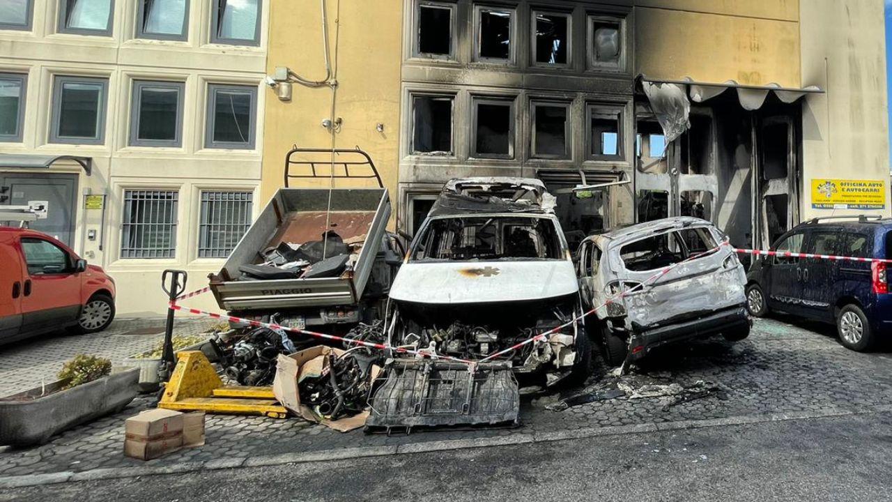 
	Alcune delle auto distrutte

