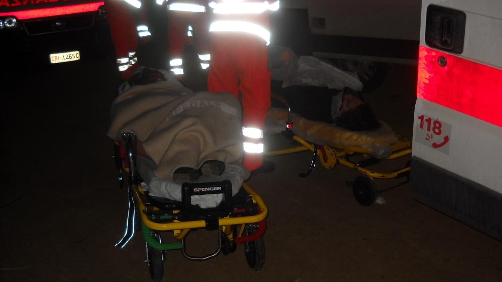 Con lo scooter contro un’auto, gravemente ferita una coppia