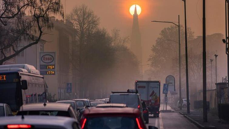 Smog, stretta sui “furbetti”: «Più controlli sulle auto»