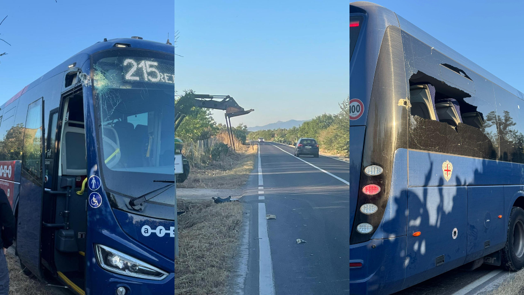 Tragedia sfiorata, la benna del trattore squarcia i finestrini del pullman carico di lavoratori: ecco dove è successo
