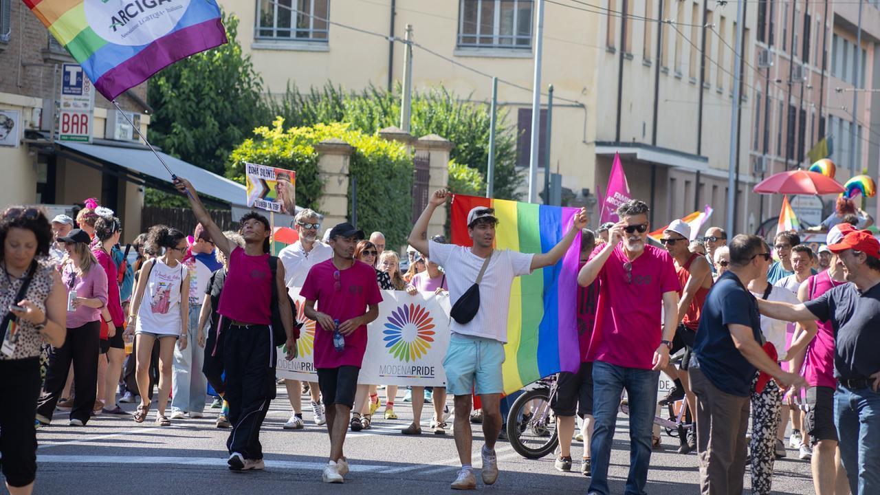 Dal palco del Modena Pride un messaggio alla città: inclusione, diritti e libertà per tutti