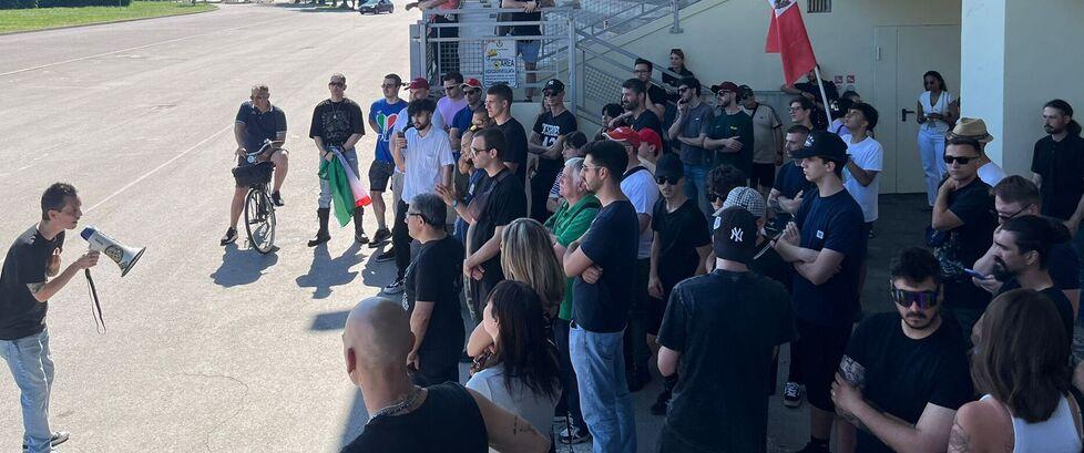 «Saluti romani nel raduno al Novi Sad, è apologia di fascismo»