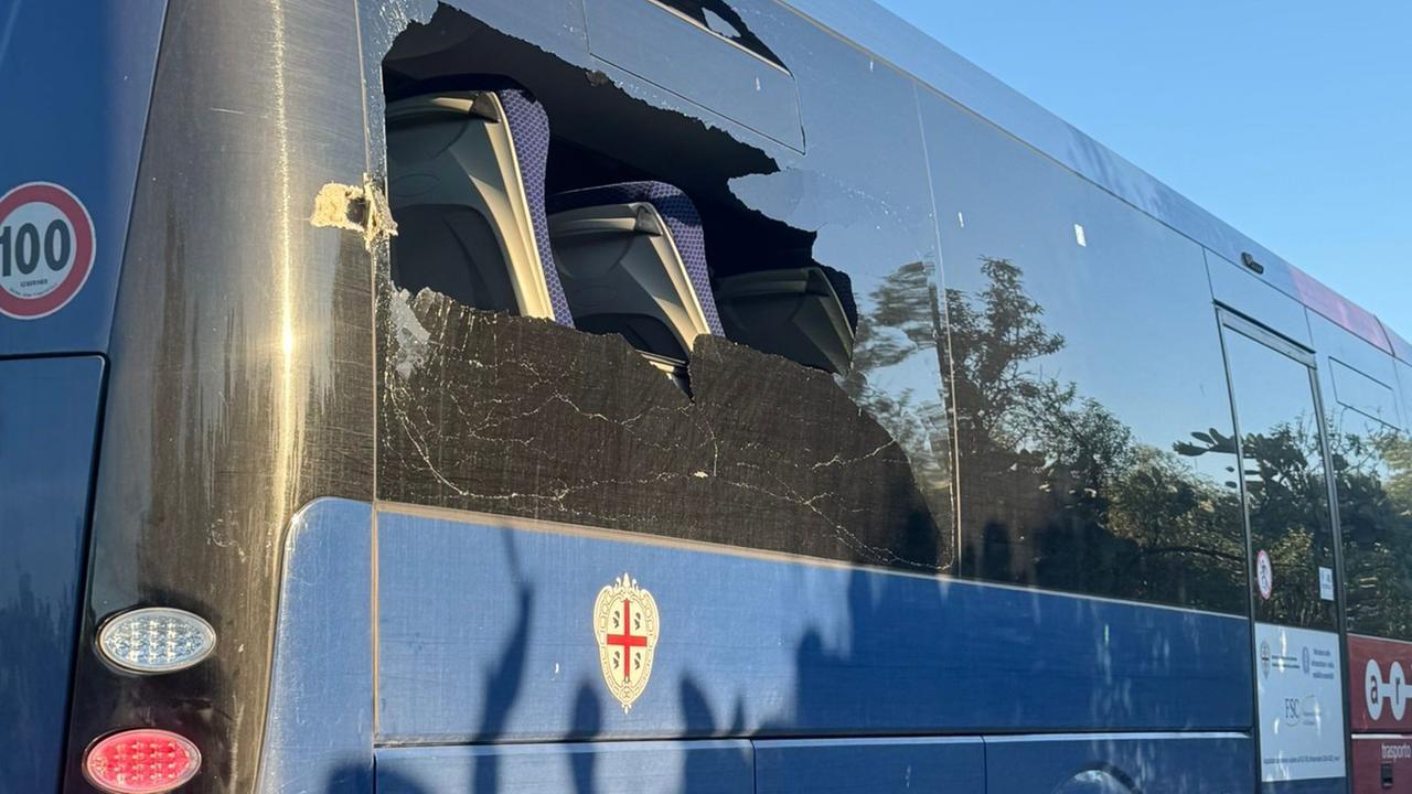 Tragedia sfiorata, la benna del trattore squarcia i finestrini del pullman carico di lavoratori: ecco dove è successo