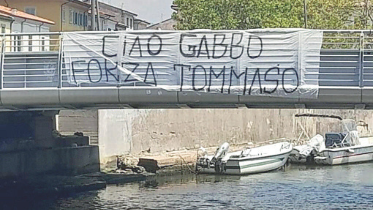 
	Lo striscione in Passarella:&nbsp;&ldquo;Ciao Gabbo, Forza Tommaso&rdquo;

