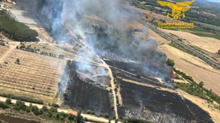 Paura sulla Sassari-Alghero, incendio accanto a un vivaio: in azione un elicottero