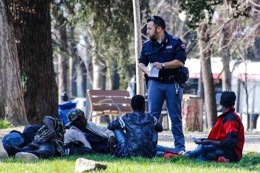 Firenze, accoltellato alle Cascine nella notte: 37enne ferito alla schiena