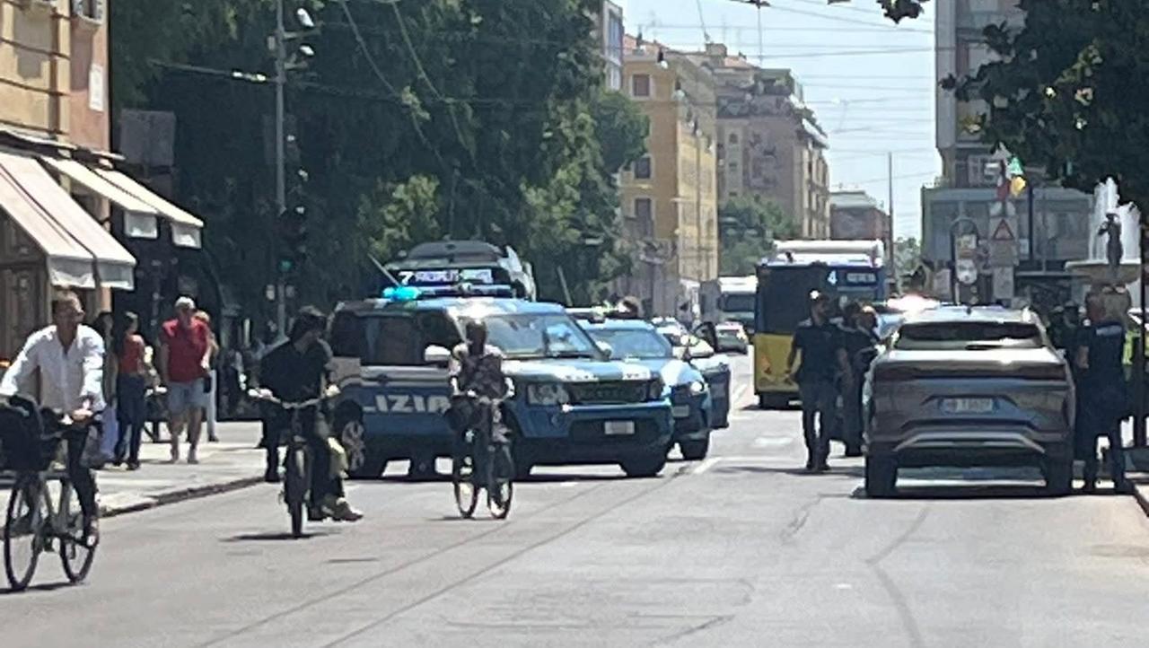 Suv intercettato dalla polizia in via Emilia Centro: 4 persone fermate