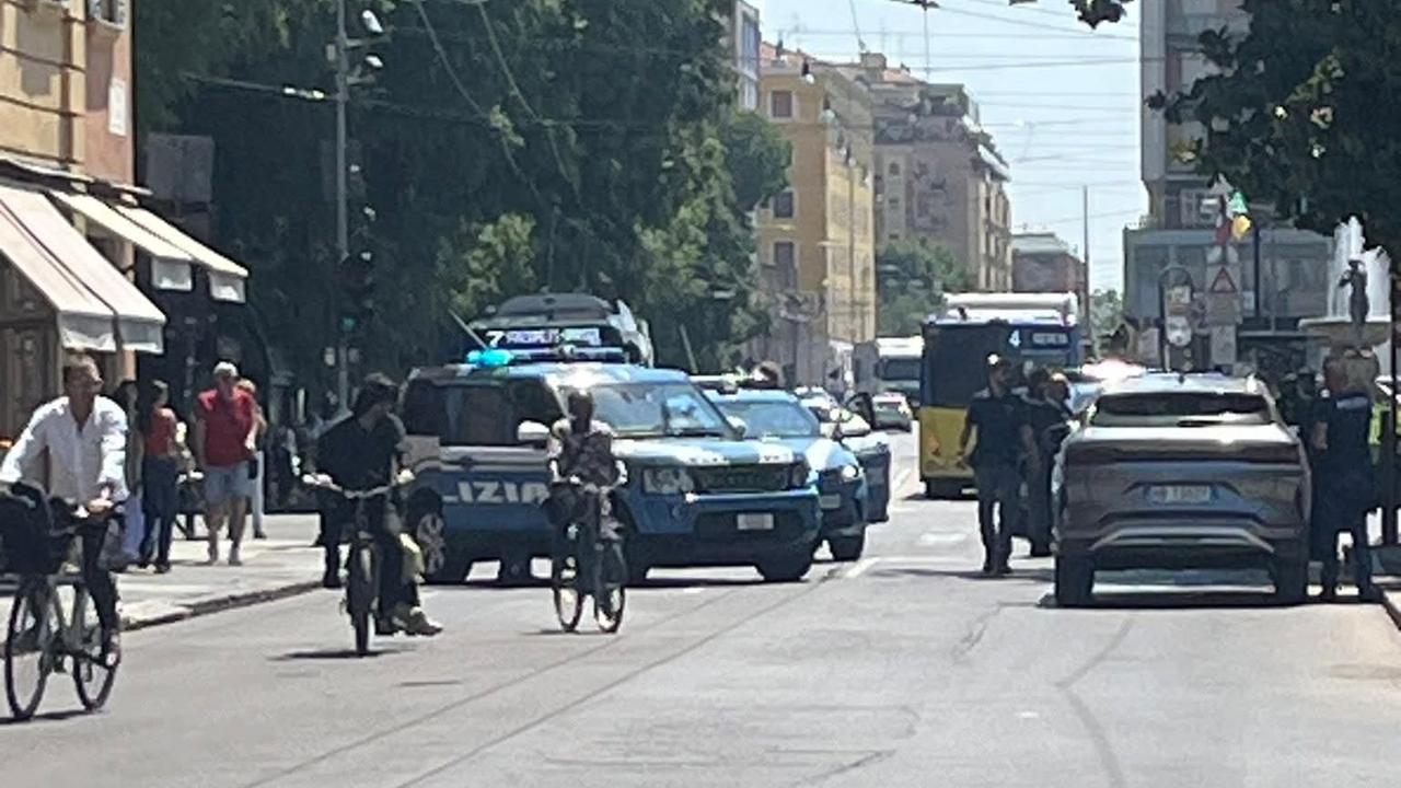 Suv intercettato dalla polizia in via Emilia Centro: 4 persone fermate