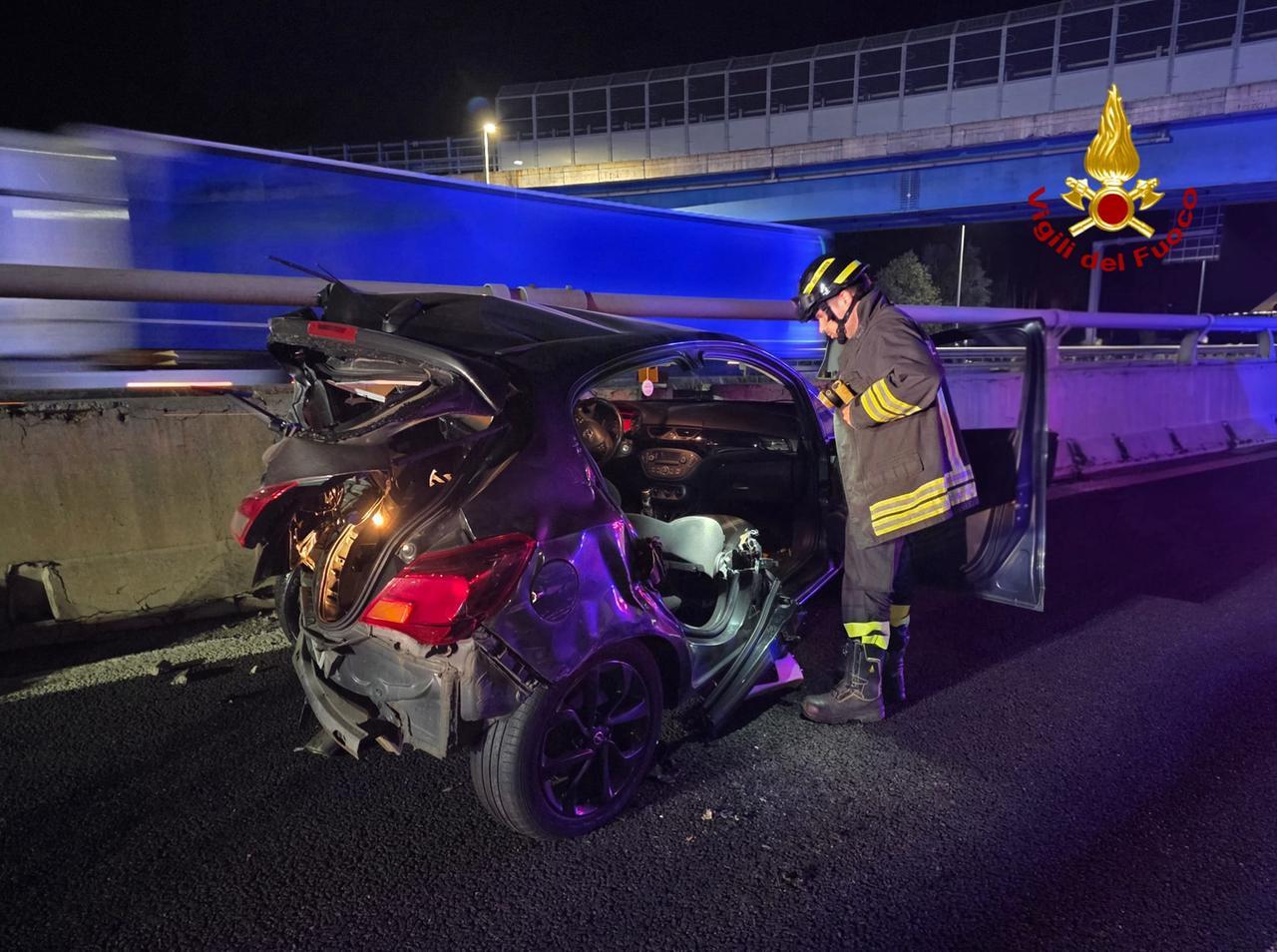 Incidente nella notte all'ingresso dell'A1: cinque vetture coinvolte e due feriti. Un 26enne è ricoverato in prognosi riservata