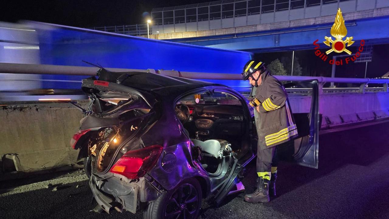 Incidente nella notte all'ingresso dell'A1: cinque vetture coinvolte e due feriti. Un 26enne è ricoverato in prognosi riservata