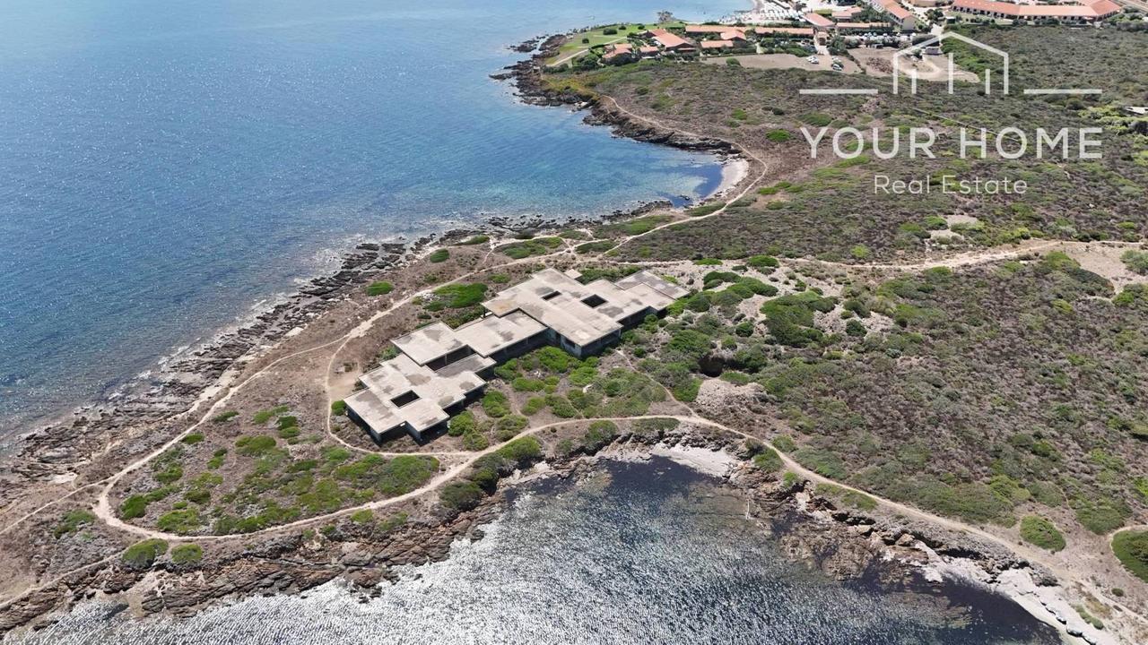 Stintino, il gigantesco scheletro sul mare in vendita per 5,5 milioni: diventerà una mega villa con pista per elicotteri e tre spiagge